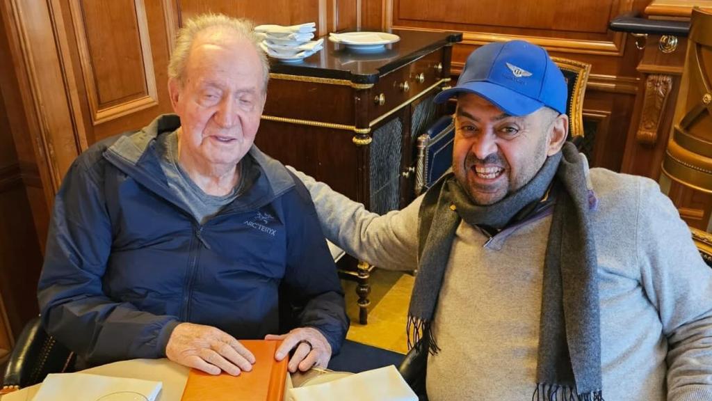 El rey emérito Juan Carlos y Al-Bader Al-Sabah, presidente de la Federación Acuática Asiática, en la polémica imagen.