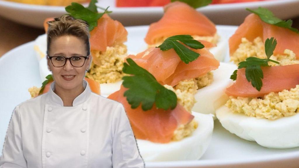 Isabel junto a unos huevos rellenos de salmón.