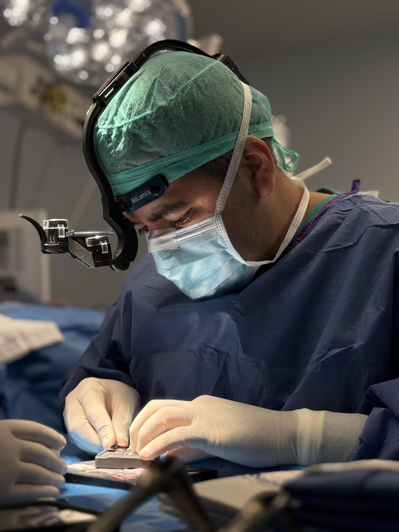 El doctor Jose Martin Zelada durante una intervención.