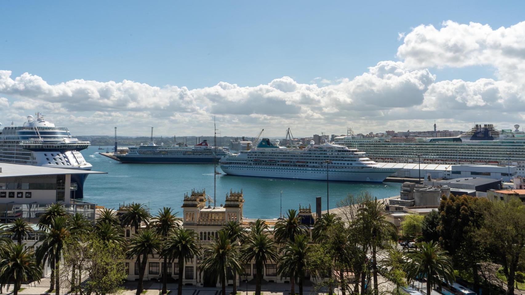 Imagen de un crucero atracado en el puerto.