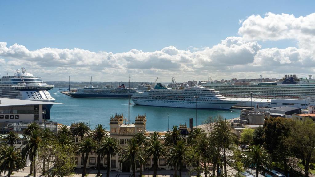 Imagen de un crucero atracado en el puerto.