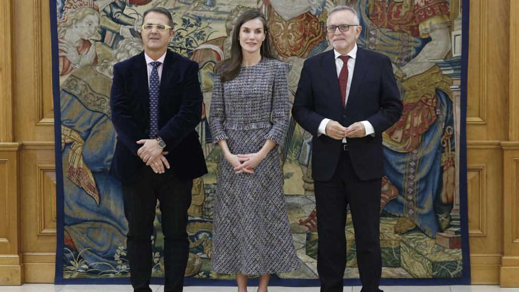 La Reina, fotografiada junto al director gerente del Hospital Sant Joan de Déu, Manel del Castillo Rey (a la derecha), y al presidente de la Federación Española de Enfermedades Raras (FEDER), Juan Carrión Tudela (izquierda).