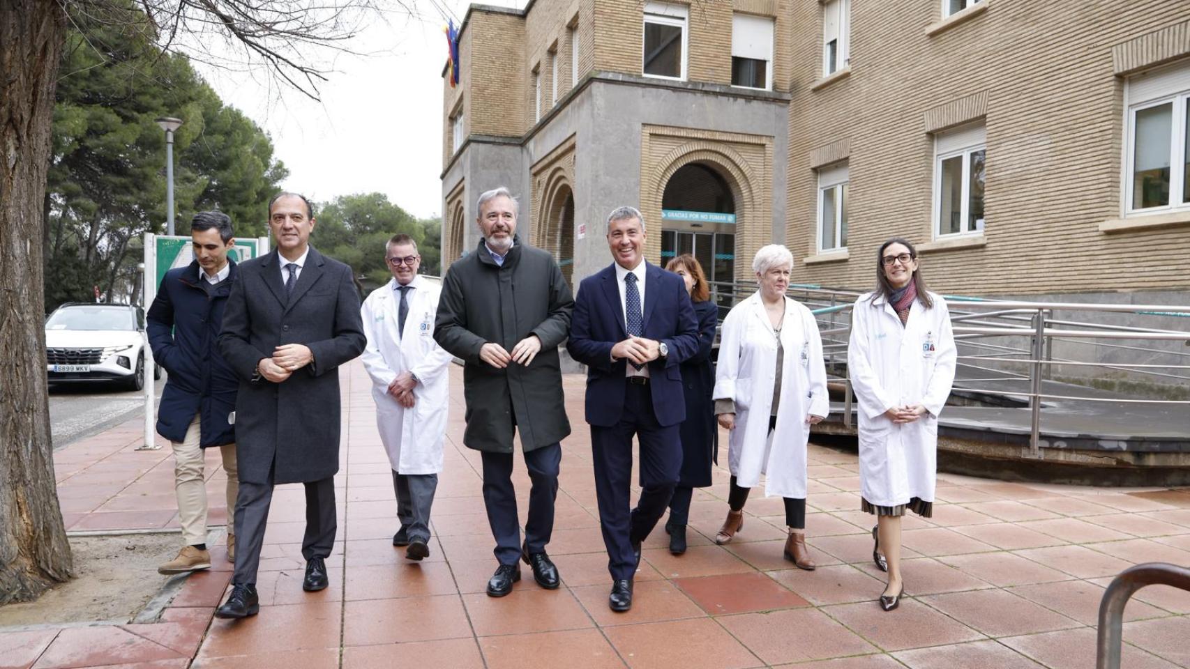 Jorge Azcón, José Luis Bancalero y Luis Gómez frente al Hospital Royo Villanova