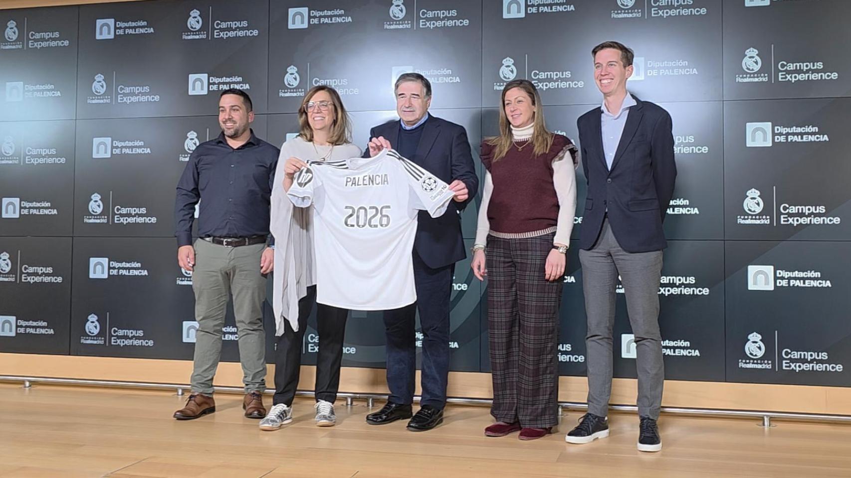 La presidenta de la Diputación de Palencia, Ángeles Armisén, acompañada por el diputado de Turismo, Deportes y Promoción Económica, Francisco Pérez, durante la reunión con la Fundación Real Madrid en Valdebebas, este martes