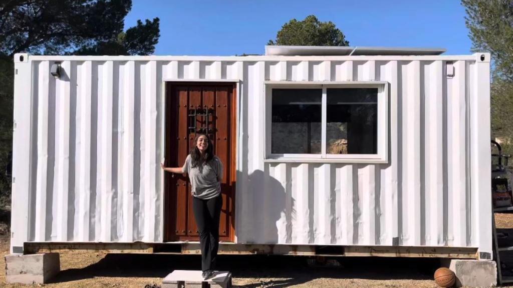 Andrea, la española que vive en un contenedor junto a su pareja.