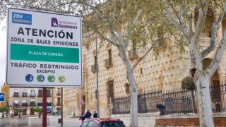 Un cartel anunciando al entrada en la ZBE de Guadalajara.