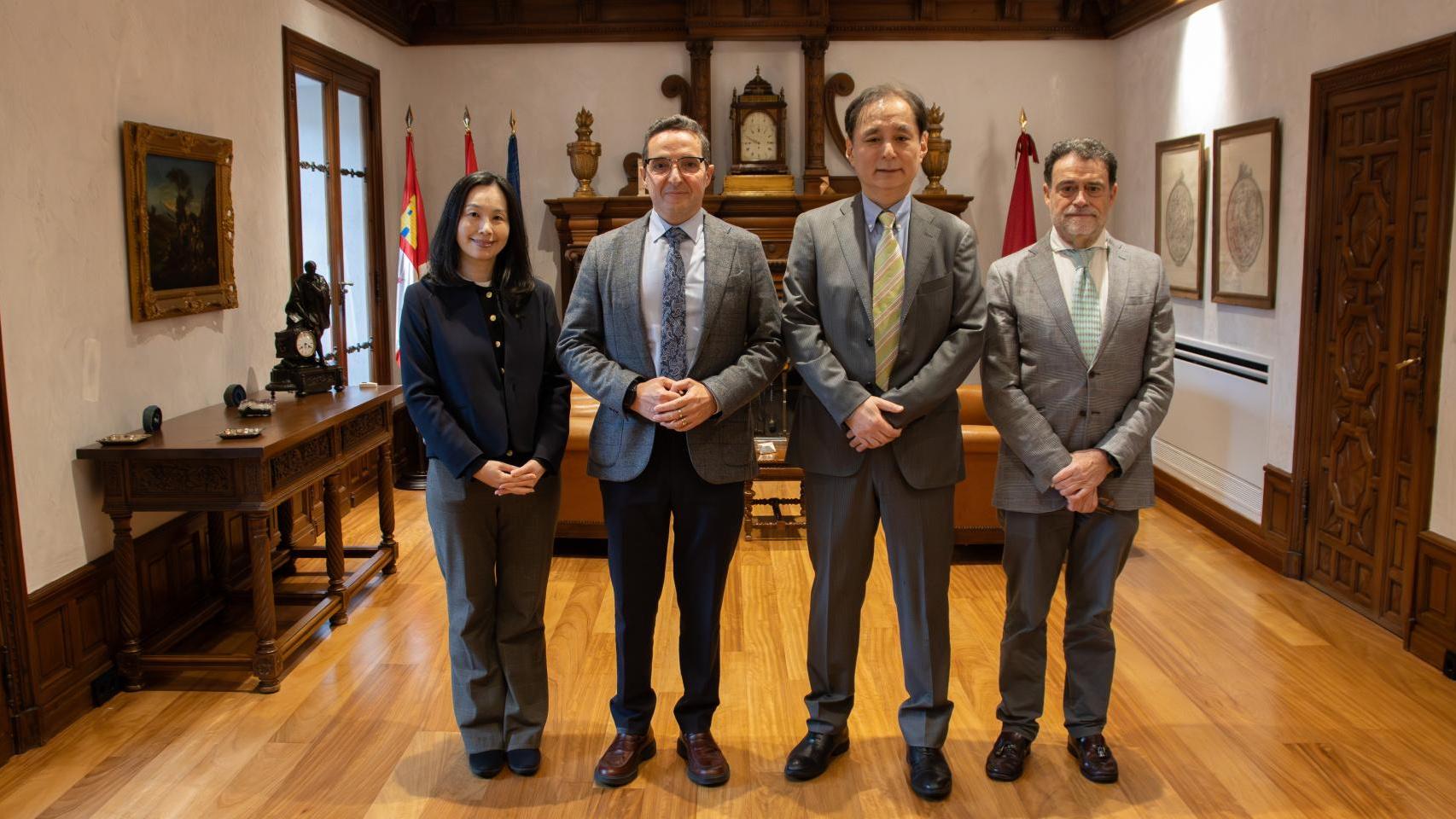 La visita del embajador Hiroshi Yamauchi estrecha en Salamanca un diálogo entre Japón y la Universidad