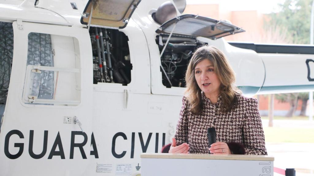 La rectora de la ULE, Nuria González, en el acto de presentación de la aeronave,