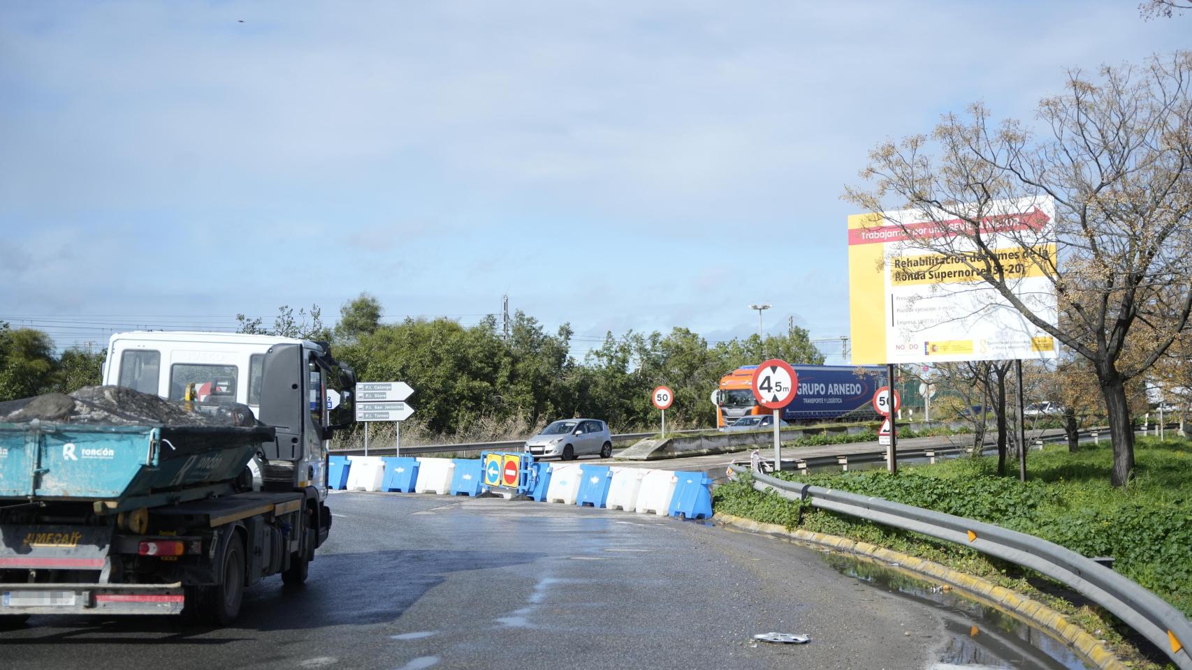 Imagen de la SE-020 de Sevilla con el tráfico cortado en ambos sentido por desperfectos en la calzada y acumulación de agua.