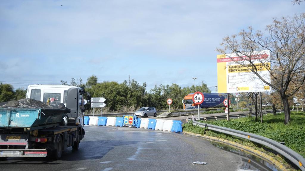 Imagen de la SE-020 de Sevilla con el tráfico cortado en ambos sentido por desperfectos en la calzada y acumulación de agua.