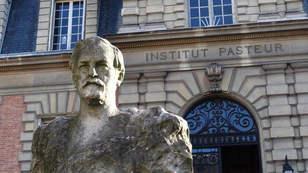 Busto de Louis Pasteur delante de la facha principal del instituto que él mismo dirigió. Foto: Guilhem Vellut