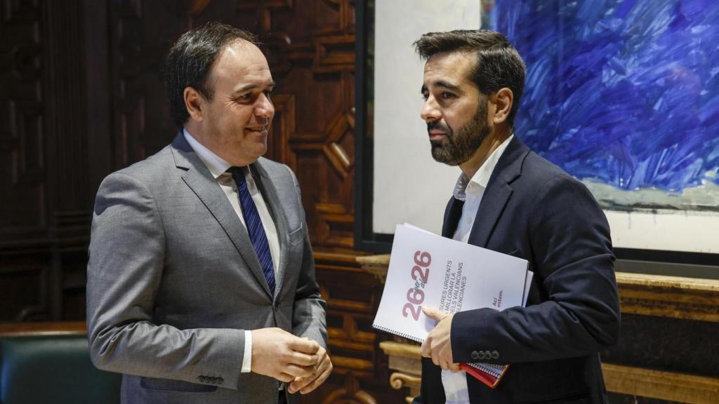 Pérez Llorca y el portavoz del PSPV en Les Corts, José Muñoz. Biel Aliño / EFE