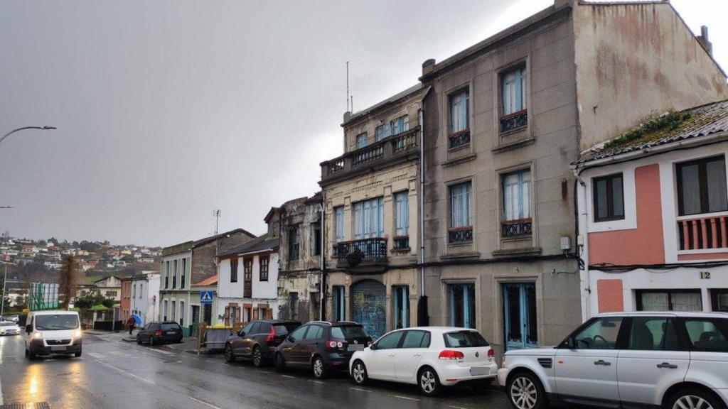 Casas viejas o abandonadas en la avenida de Pedralonga en A Coruña.