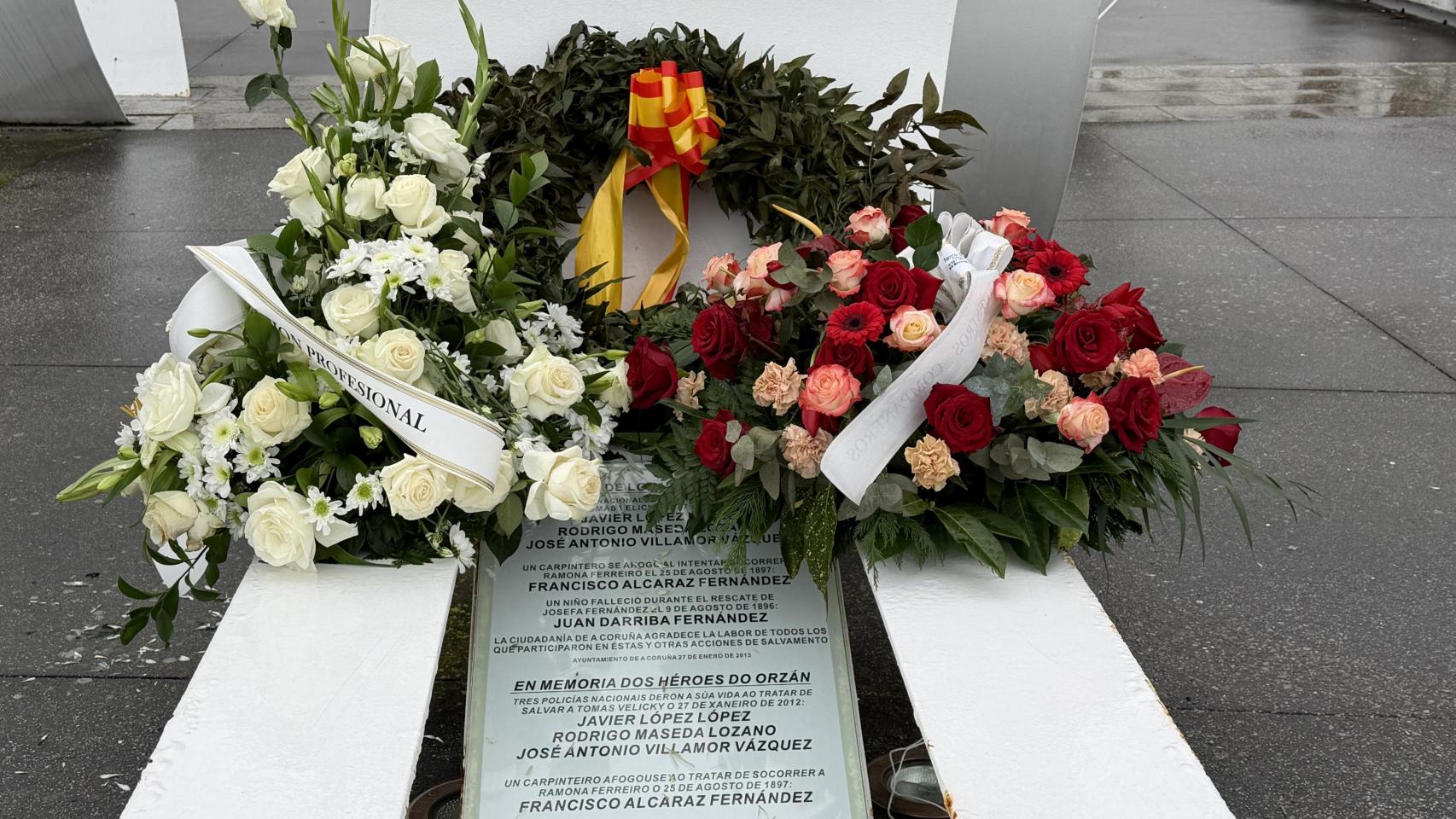 Coronas de flores en el monumento a los héroes de Orzán