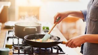 ¿Vamos a dejar de cocinar? Los expertos hablan: Poca gente hace una tortilla mejor que la que vendemos preparada