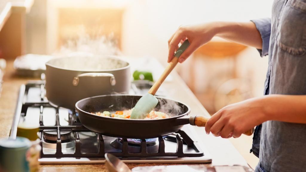 Una persona cocinando en casa.