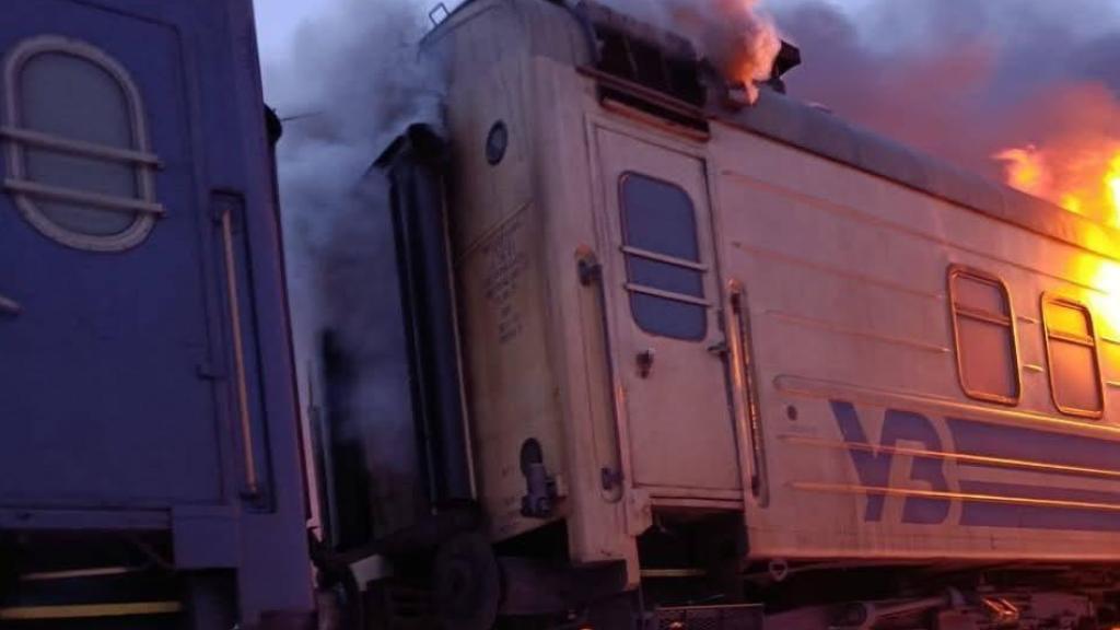 Imagen del tren de pasajeros atacado por drones de Rusia en la región ucraniana de Járkov.