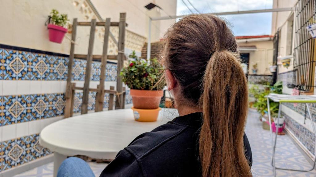 Patricia, de espaldas, en la casa de la mujer que cuida.