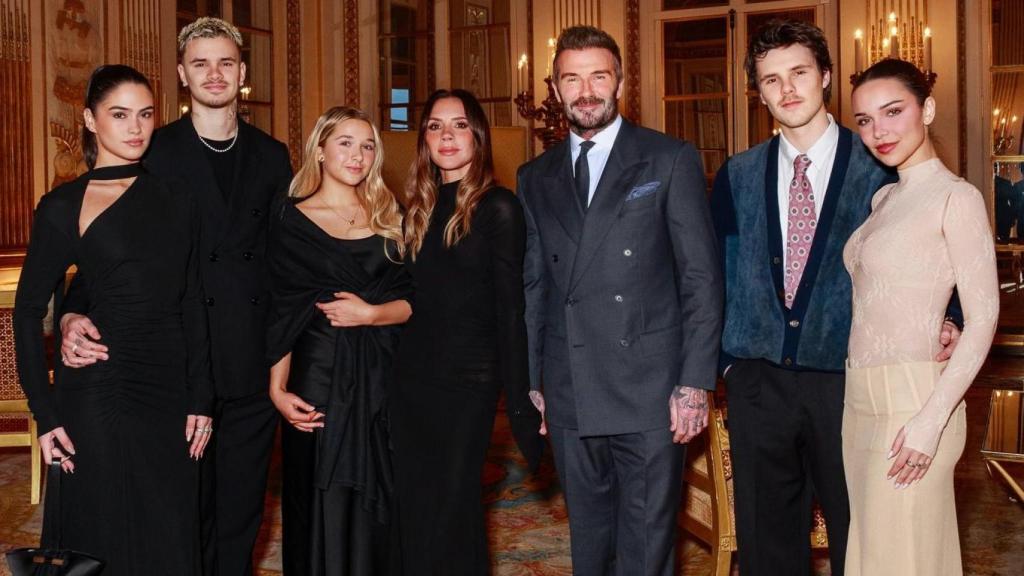 Los Beckham junto a sus tres hijos menores y las parejas de Romeo y Cruz en París.