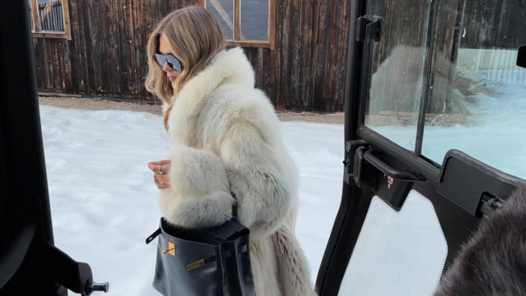 La influencer Hanna Schönberg con abrigo de pelo.