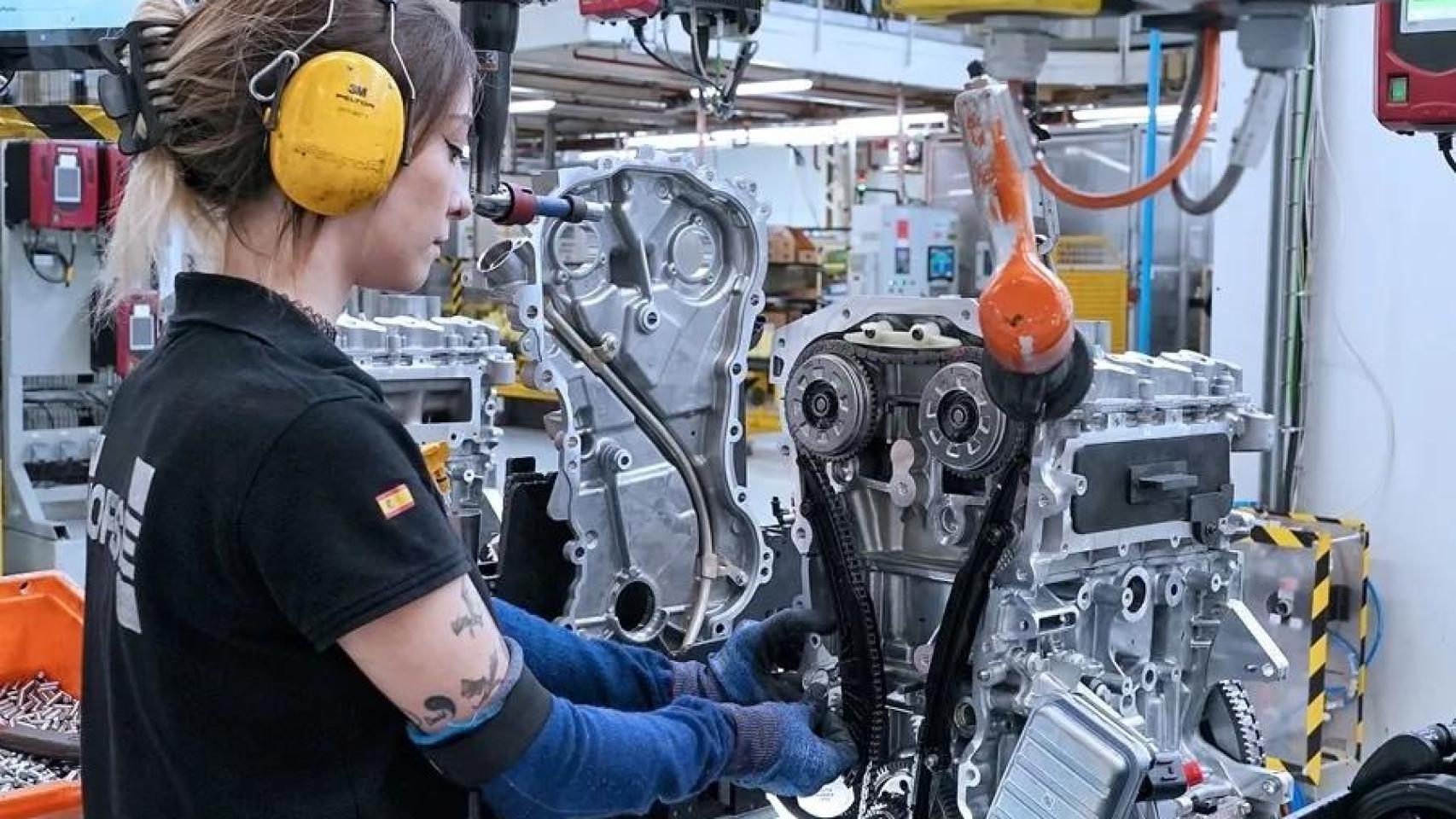 Una trabajadora de la factoría de Horse en Valladolid.