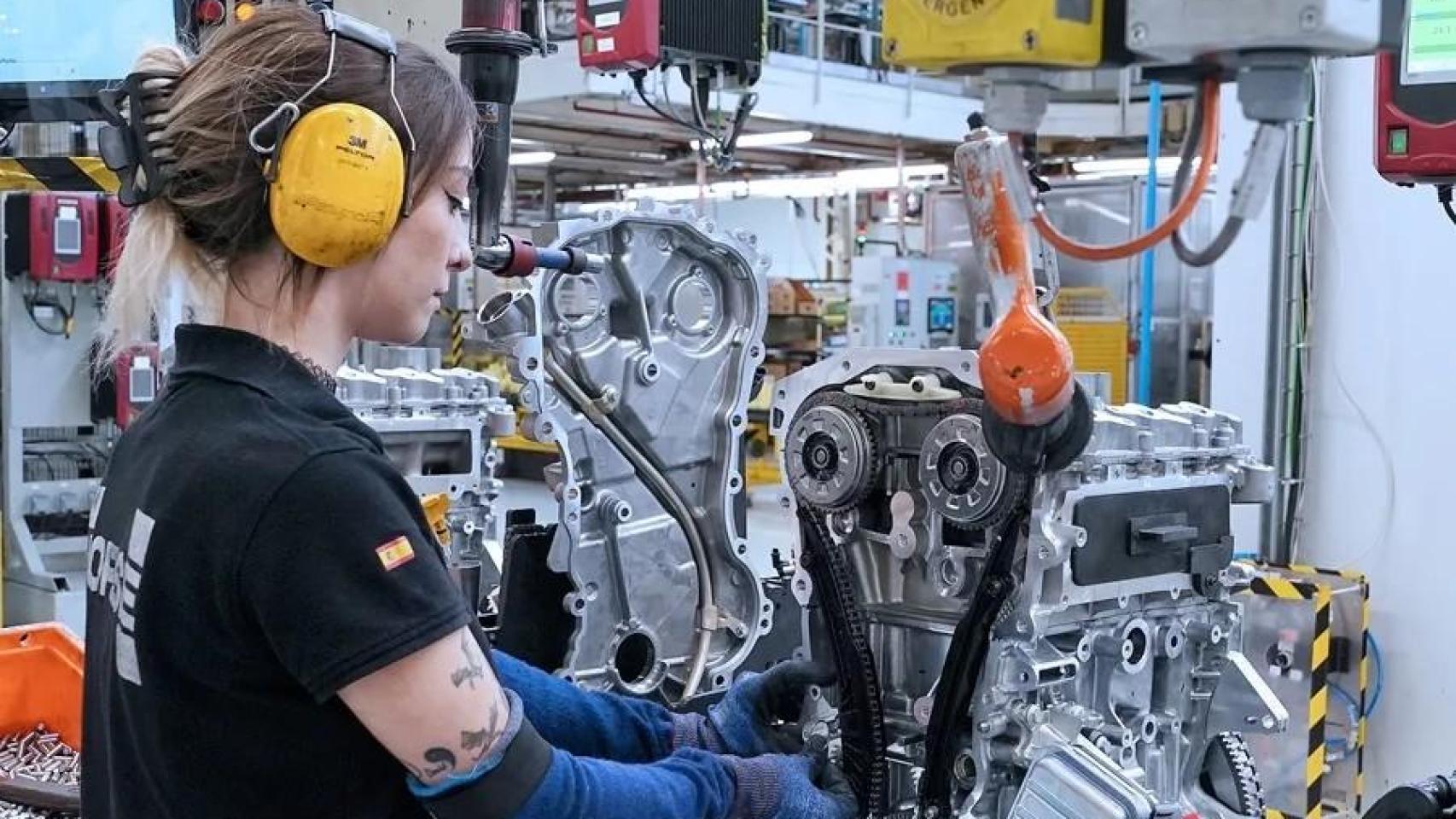 Una trabajadora de la factoría de Horse en Valladolid.