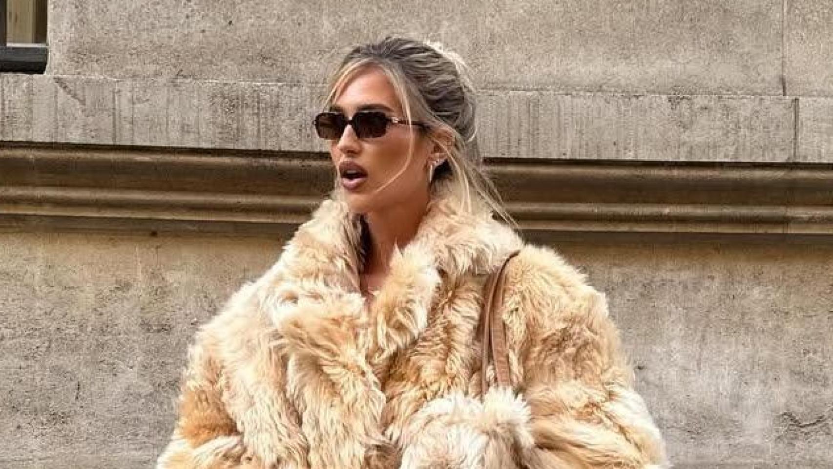 La influencer Emili Sindlev con abrigo de pelos.