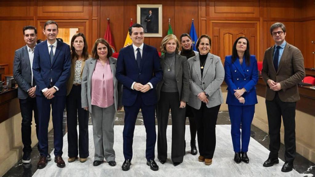 En el centro, el alcalde de Córdoba, José María Bellido, y la directora general de RRHH de Indra, Mari Carmen Moneva