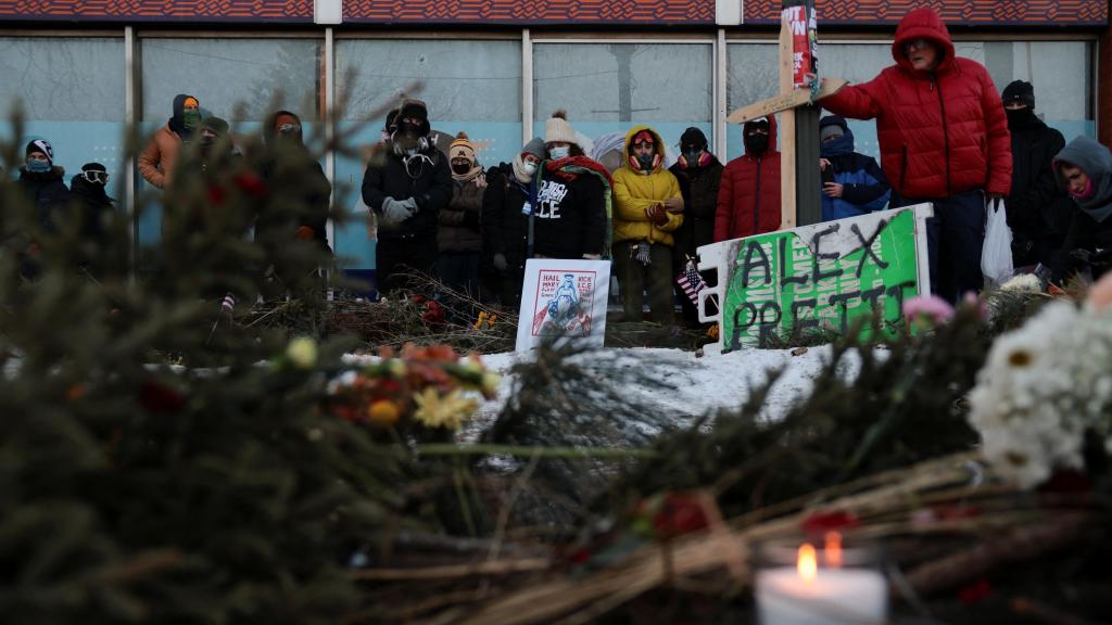 Moradores de Minneapolis se reúnem em torno de um memorial improvisado no local onde os agentes do ICE mataram Alex Pretty.