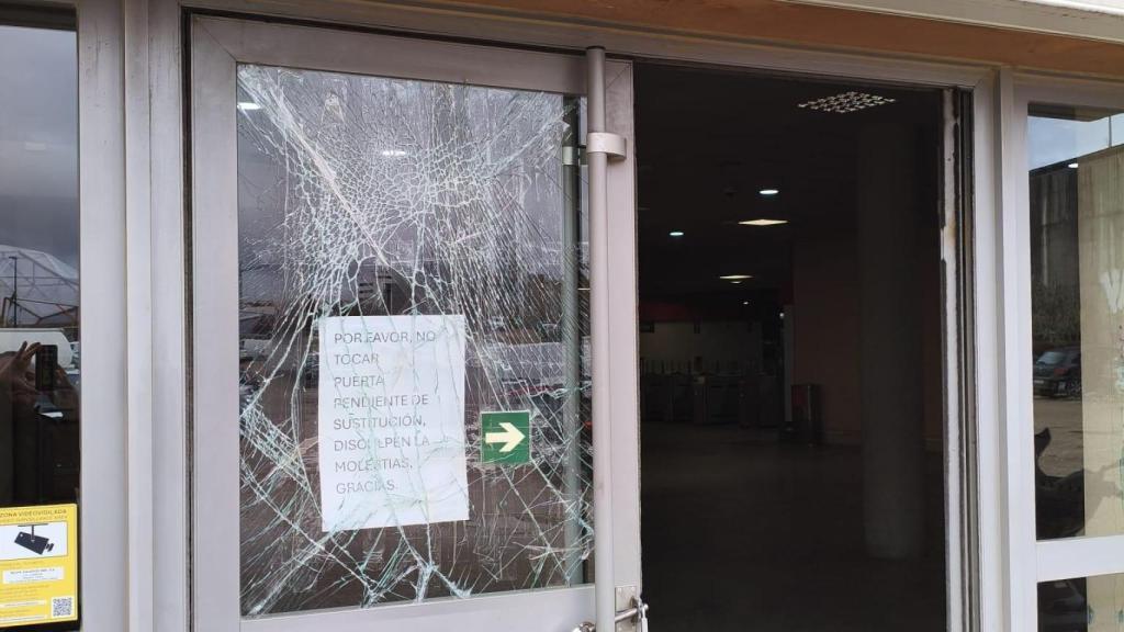 Acceso a la estación de Miraflores, con el cristal roto.