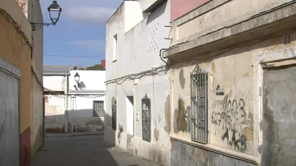 Imagen exterior de la vivienda donde se produjeron los hechos, en Linares (Jaén).