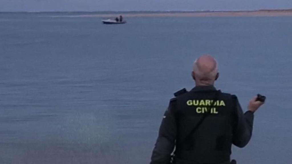 Dos petaqueros, este 30 de diciembre, haciendo caso omiso a un agente que les insta a que vayan a tierra.