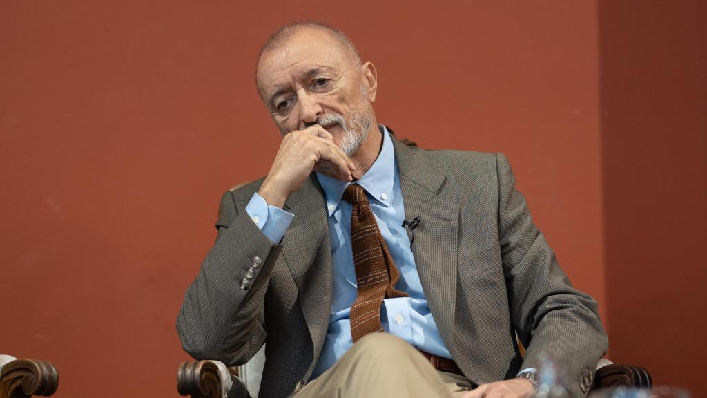 Arturo Pérez-Reverte, durante la presentación del monumento al Capitán Alatriste, en la RAE el 14 de octubre de 2025. Foto: Alejandro Martínez Vélez/Europa Press