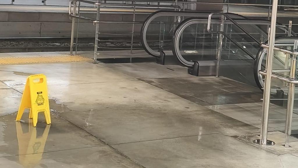 Las goteras del interior de la estación, señalizadas por un cartel.