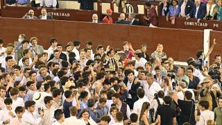 Julián López 'El Juli' saliendo por la puerta grande tras su corrida de despedida de Madrid rodeado de jóvenes.