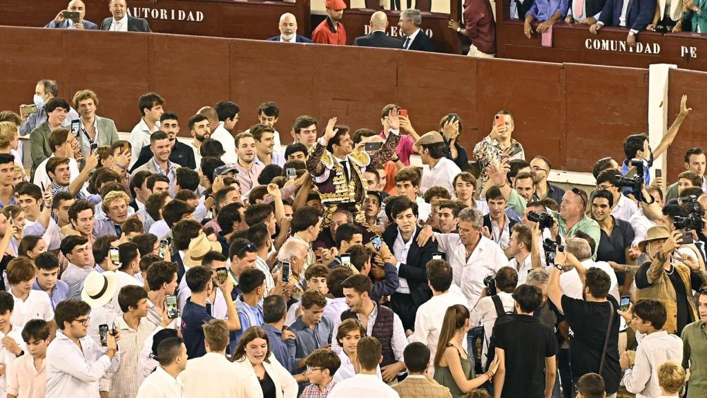 'El Juli', rodeado de jóvenes, sale por la puerta grande tras su corrida de despedida de Madrid, en 2023.