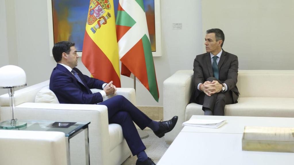 El presidente del Gobierno, Pedro Sánchez, se reúne con el lehendakari, Imanol Pradales, este martes en el Palacio de la Moncloa.