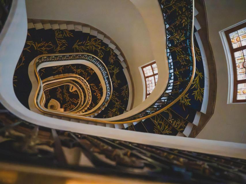 La escalera que sube al club privado que se ha instalado en cuatro plantas del edificio.