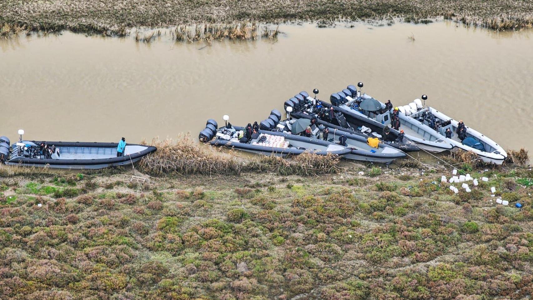 Seis narcolanchas, el pasado domingo en el Guadalquivir a su paso por Trebujena (Cádiz).
