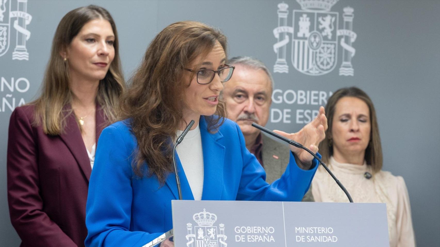 Mónica García junto a los sindicatos sanitarios del Ámbito de Negociación en la firma del acuerdo sobre el Estatuto Marco de este pasado lunes.