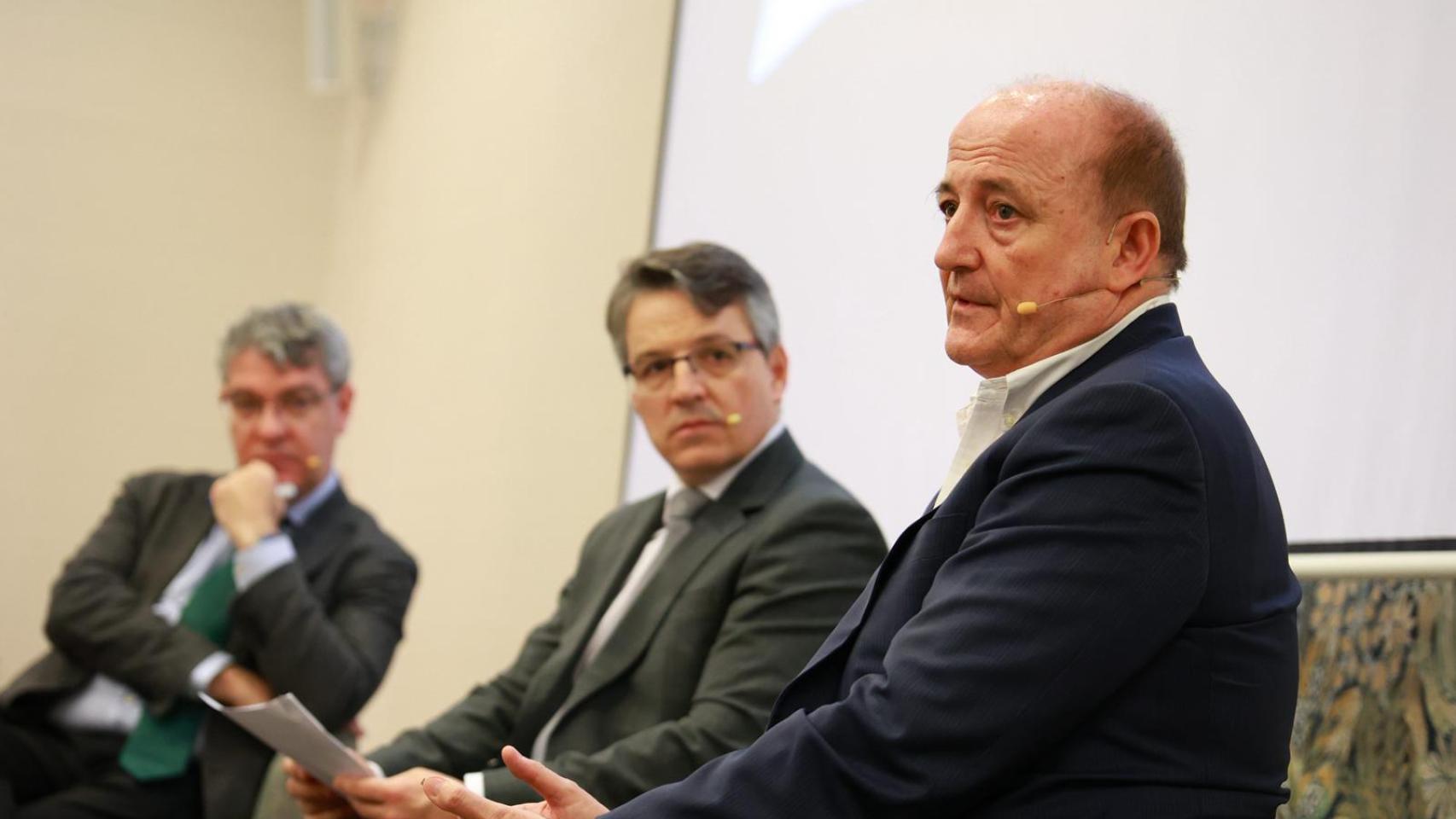 Alvaro Nadal, Francisco Cabrera y Miguel Sebastián en la jornada 'Dialogos para el Desarrollo' en Málaga.