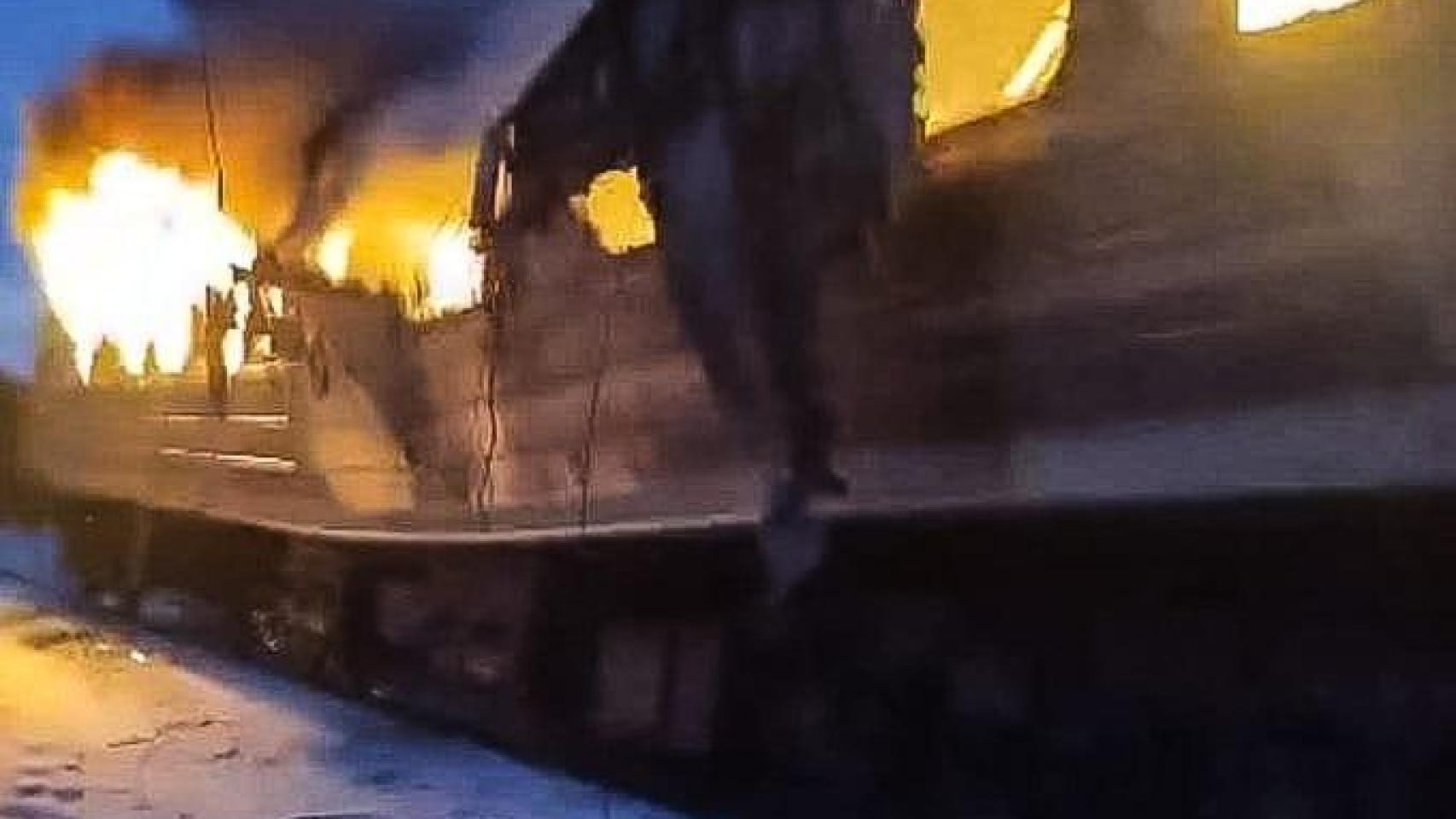 Imagen del tren de pasajeros atacado por drones de Rusia en la región ucraniana de Járkov.