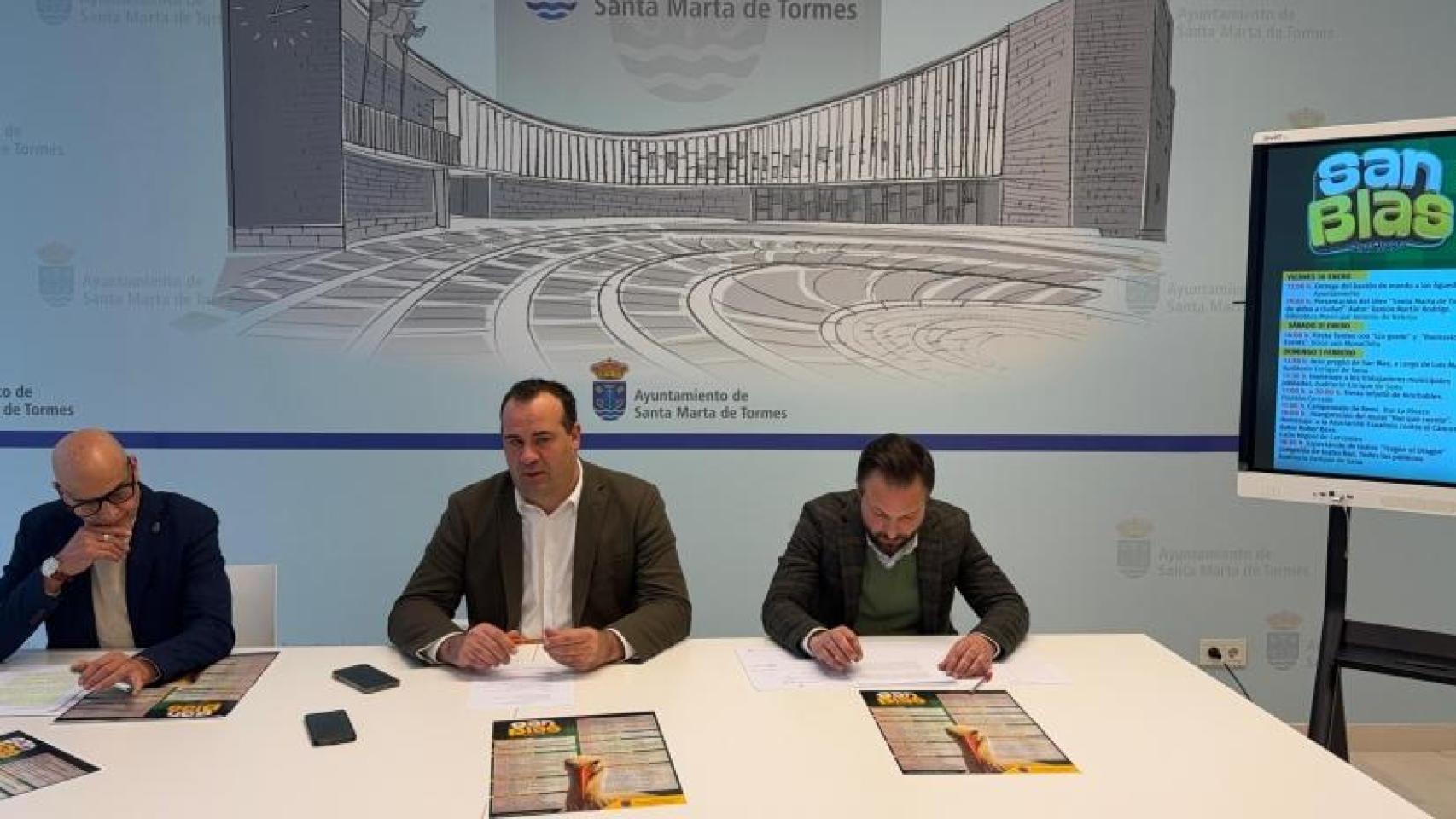 David Mingo, en el centro, junto a los concejales de Fiesta y de Juventud, presentan el programa de San Blas 2026