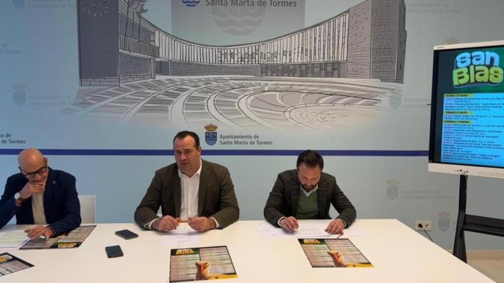 David Mingo, en el centro, junto a los concejales de Fiesta y de Juventud, presentan el programa de San Blas 2026