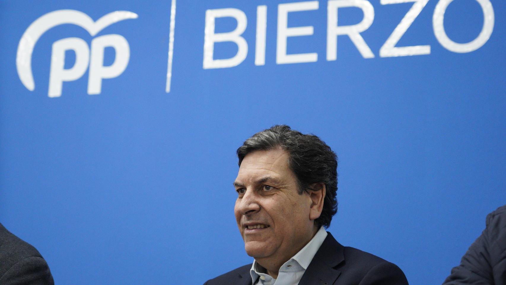 El consejero de Economía y Hacienda, Carlos Fernández Carriedo, participa en una reunión con alcaldes y portavoces del partido en El Bierzo