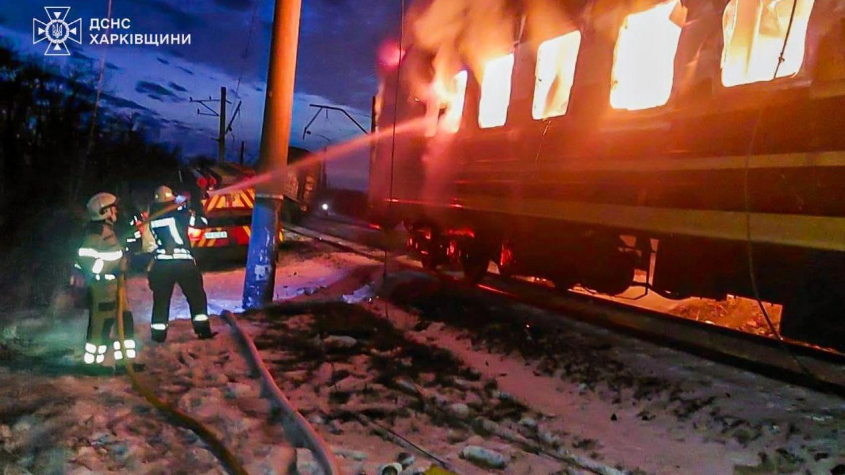 Bomberos tratan de sofocar las llamas en el tren de pasajeros atacado por drones de Rusia en la región ucraniana de Járkov.