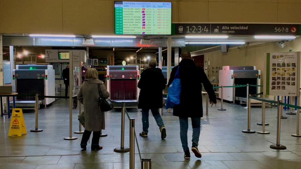 Las pantallas de la estación Delicias, en rojo por los retrasos.