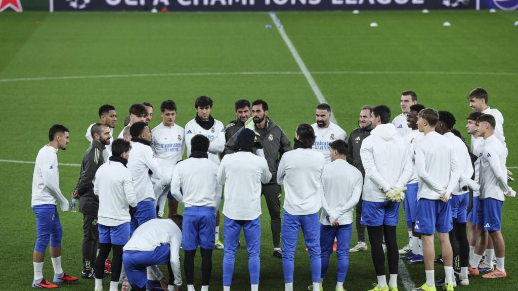 Arbeloa dirigiendo el entrenamiento del Real Madrid, este martes, en el estadio da Luz