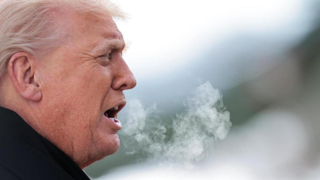 Donald Trump atiende a los medios mientras se dirige al Marine One para viajar a Iowa, desde la Casa Blanca.