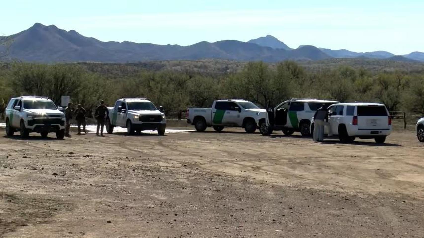 Agentes cerca de la escena de un tiroteo en el que participó un agente de la Patrulla Fronteriza de Estados Unidos en Arivaca, Arizona, este martes.